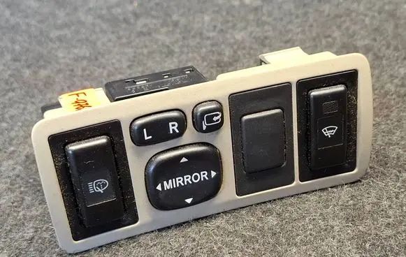 Toyota Avensis T250 Wing mirror switch 777669 183575