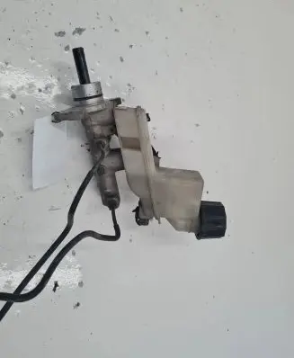 Mazda 6 Brake fluid reservoir 
