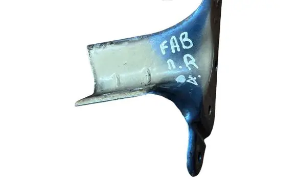 Skoda Fabia Mk1 (6Y) Fender mounting bracket 5J0821142