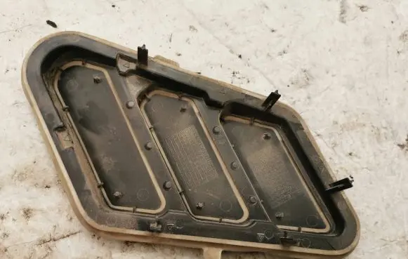 Citroen Berlingo Quarter panel pressure vent 9818354180