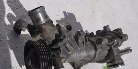 Mercedes-Benz A W176 Water pump A1332000601