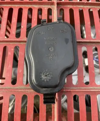 Volvo S70 V70 V70 XC Tail light bulb cover holder 9169525 147872