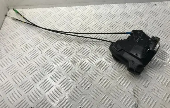 Toyota Auris 150 Front door lock 6903002220 A046693