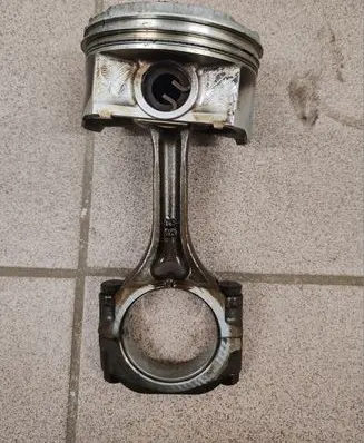 Subaru Legacy Piston with connecting rod