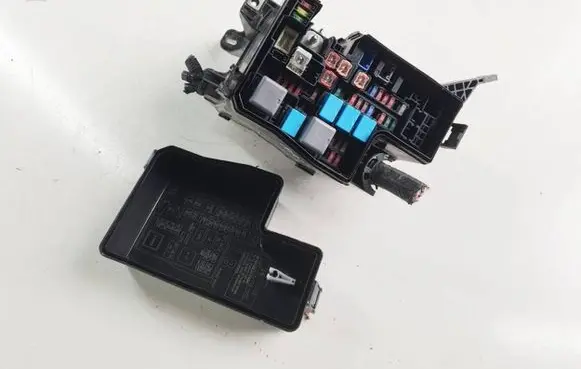 Toyota RAV 4 (XA40) Fuse box set 8266242241