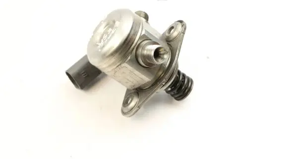 BMW X5M E70 Fuel injection high pressure pump 7595339 13517595339