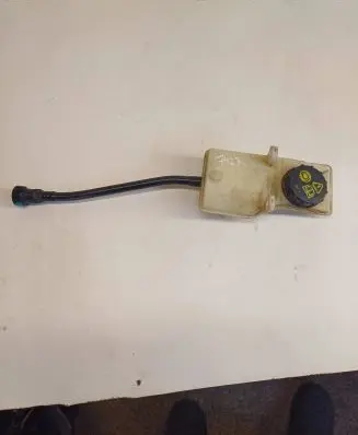 Brake fluid reservoir