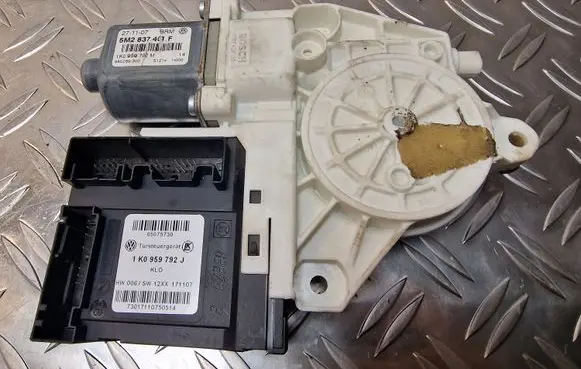 Volkswagen Golf Plus Front door window regulator motor 1K0959792J 5M2837401F