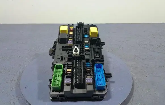Opel Zafira B Fuse box set 13220829