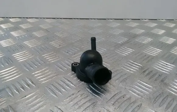 Volkswagen PASSAT B8 Engine coolant pipe/hose 04L121131AB