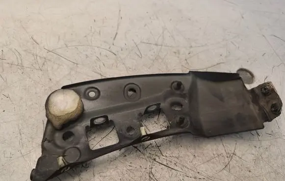 Volkswagen Crafter Fender mounting bracket 7C0821110
