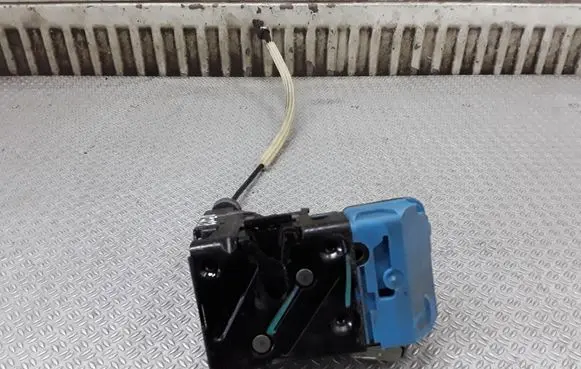 Volvo V70 Front door lock 8485305