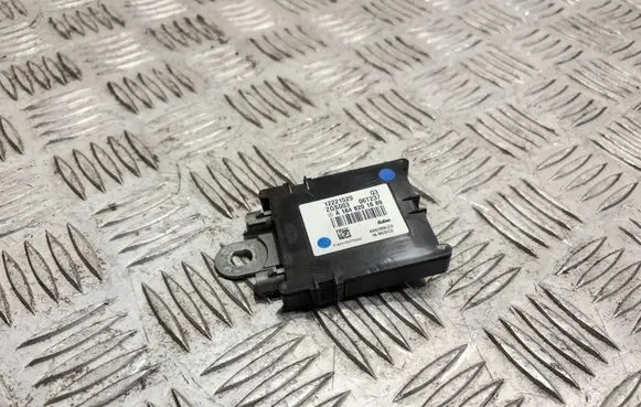 Mercedes-Benz R W251 Aerial antenna amplifier A1648201689 12221529 ZGS003