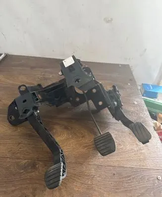 Accelerator throttle pedal