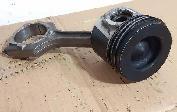 Honda CR-V Piston with connecting rod