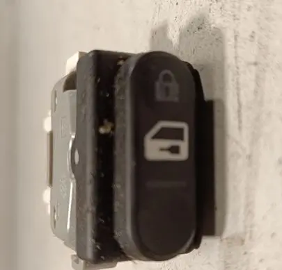 Nissan Qashqai+2 Central locking switch button 21000A