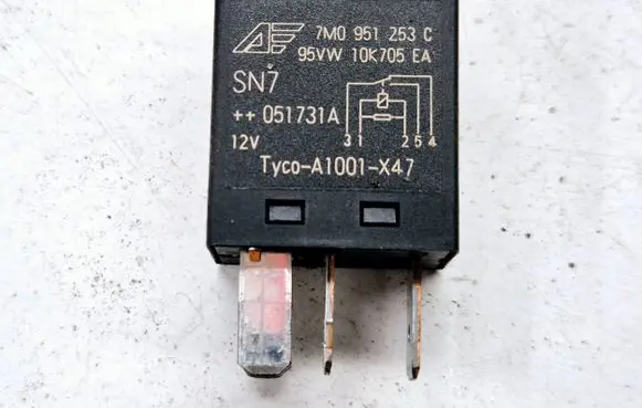 Volkswagen PASSAT B6 Other relay 7M0951253C 95VW10K705EA 051731A