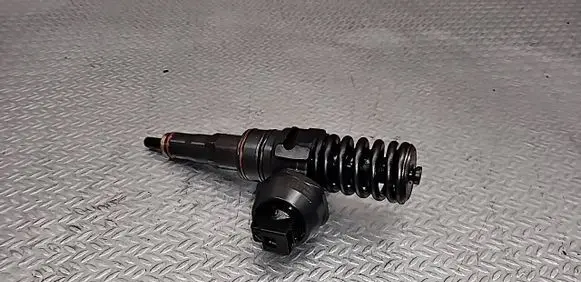 Volkswagen Golf IV Fuel injector 038130073AQ