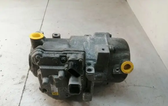 Toyota RAV 4 (XA40) Air conditioning (A/C) compressor (pump) 0422000533 05305