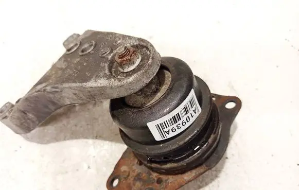 Volkswagen Polo IV 9N3 Engine mount bracket 8q0199185d
