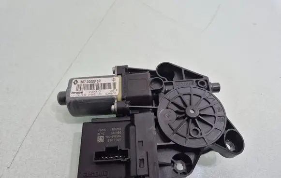 Renault Megane III Front door window regulator motor 807300006R