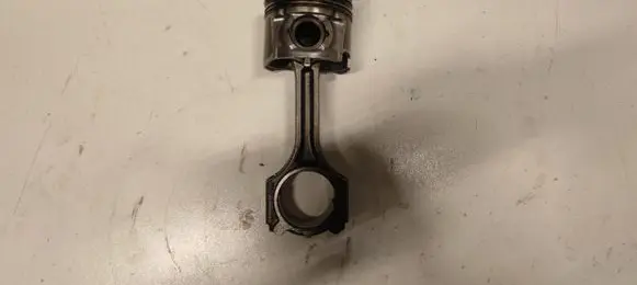 Hyundai Tucson LM Piston with connecting rod 