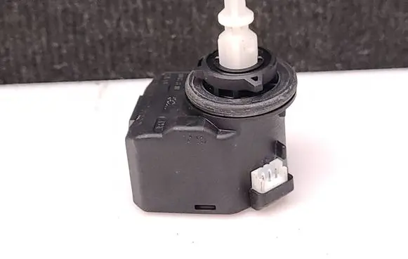 Headlight level adjustment motor
