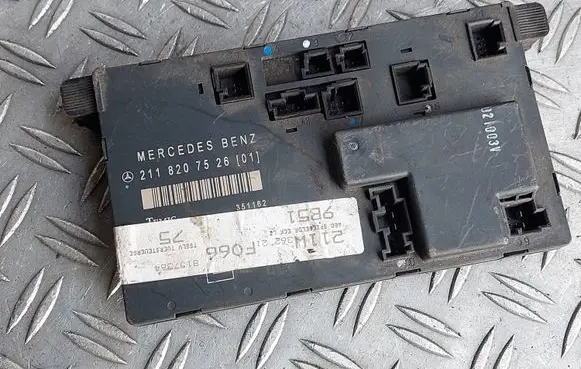 Mercedes-Benz E W211 Door control unit/module 211820752601 351162