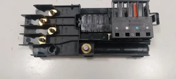 Mercedes-Benz CLS C219 Fuse module A2115452301 013948411 013948421A