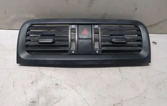 Skoda Fabia Mk2 (5J) Dash center air vent grill 5J0820957