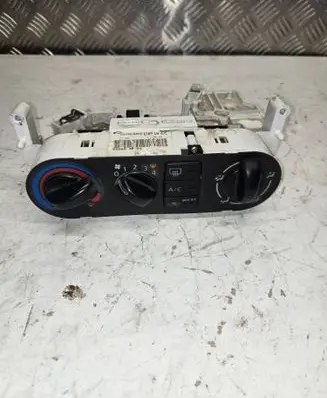 Nissan Terrano Climate control unit EG08036701
