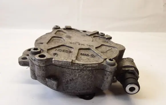 Volkswagen PASSAT B7 Vacuum pump 03L145100 100708C13