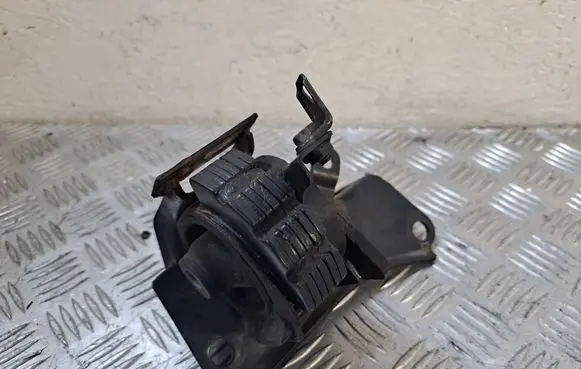 Toyota Corolla Verso AR10 Engine mount bracket 123720R010