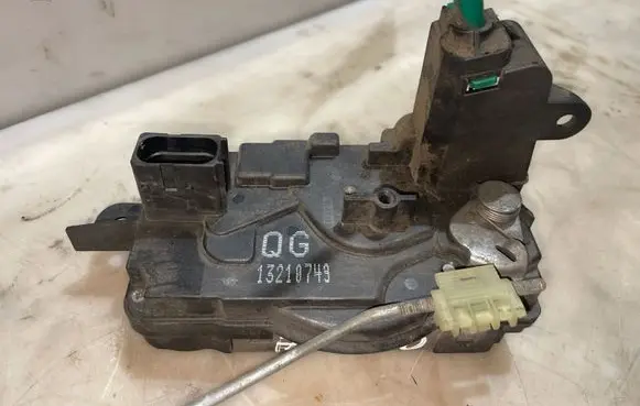 Opel Astra H Front door lock 13210749
