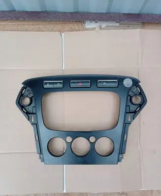 Ford Mondeo MK IV Radio/GPS head unit trim 