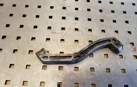 Volkswagen Touran I Engine mounting bracket 1K0199359E