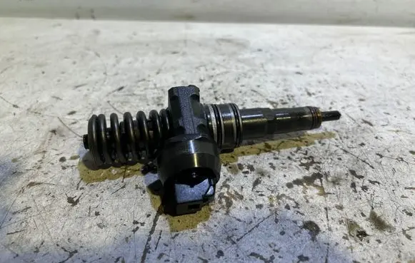 Skoda Octavia Mk2 (1Z) Fuel injector 036130073AG
