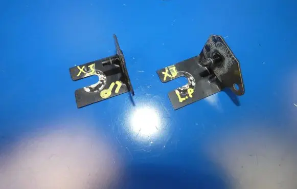 Jaguar XJ X351 Fender mounting bracket
