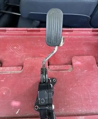 Accelerator throttle pedal