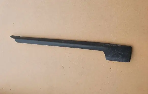 Volkswagen PASSAT B3 Front driver seat rail trim 357881087