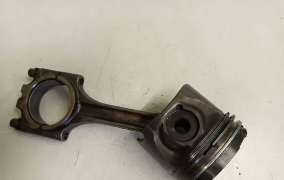 Volvo V70 Piston with connecting rod