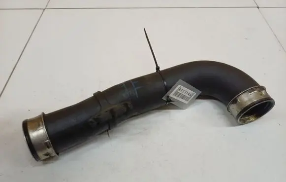 Volkswagen PASSAT B6 Intercooler hose/pipe 