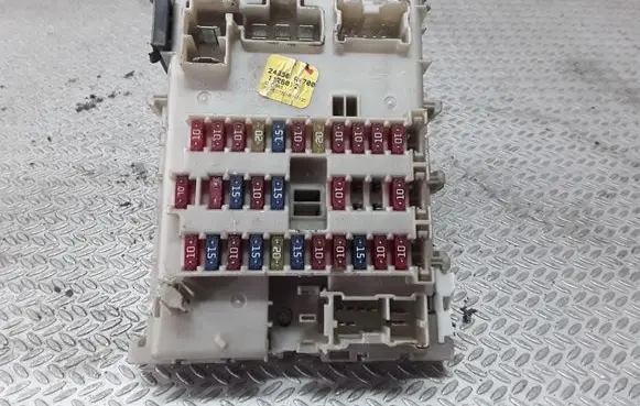 Nissan Primera Fuse module 24350AV700