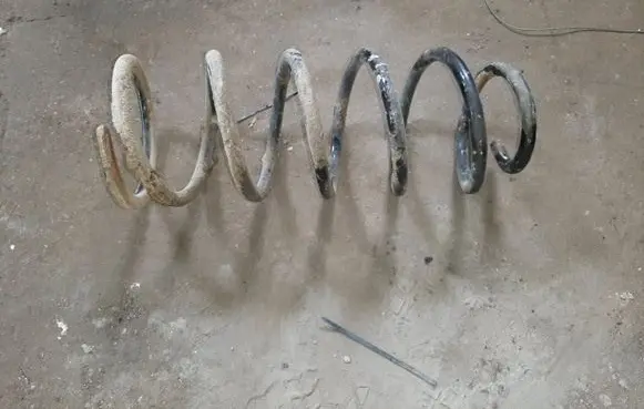 Toyota Land Cruiser (J200) Front coil spring