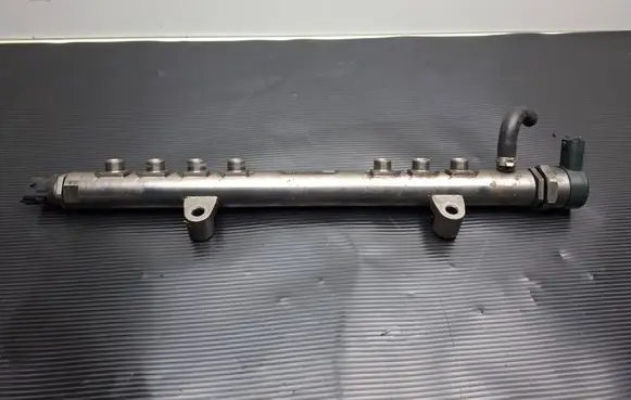 Volvo V60 Fuel main line pipe 30777759 0445215025