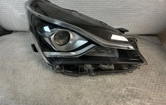Toyota Yaris Headlight/headlamp 