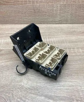 Toyota Avensis T250 Fuse module 8273405030