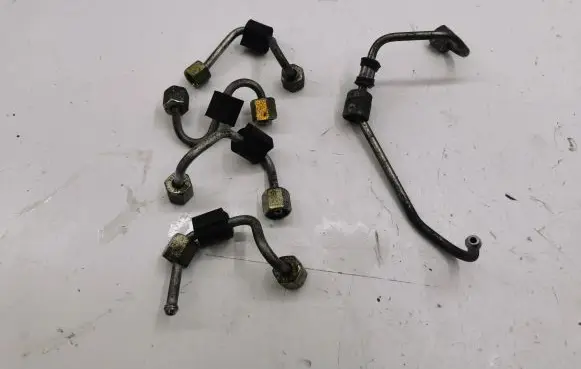 Fuel injector supply line/pipe