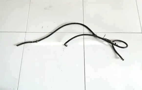 Engine coolant pipe/hose