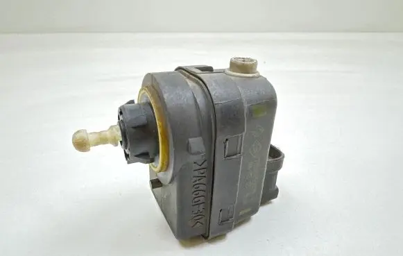 Headlight level adjustment motor